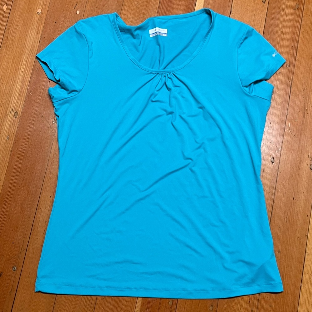 Columbia athletic short sleeve shirt. Women’s Size Medium. Like new condition.